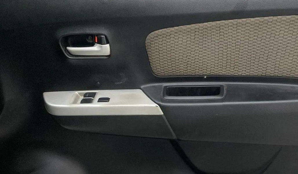 Driver-side-door-panel-control-39