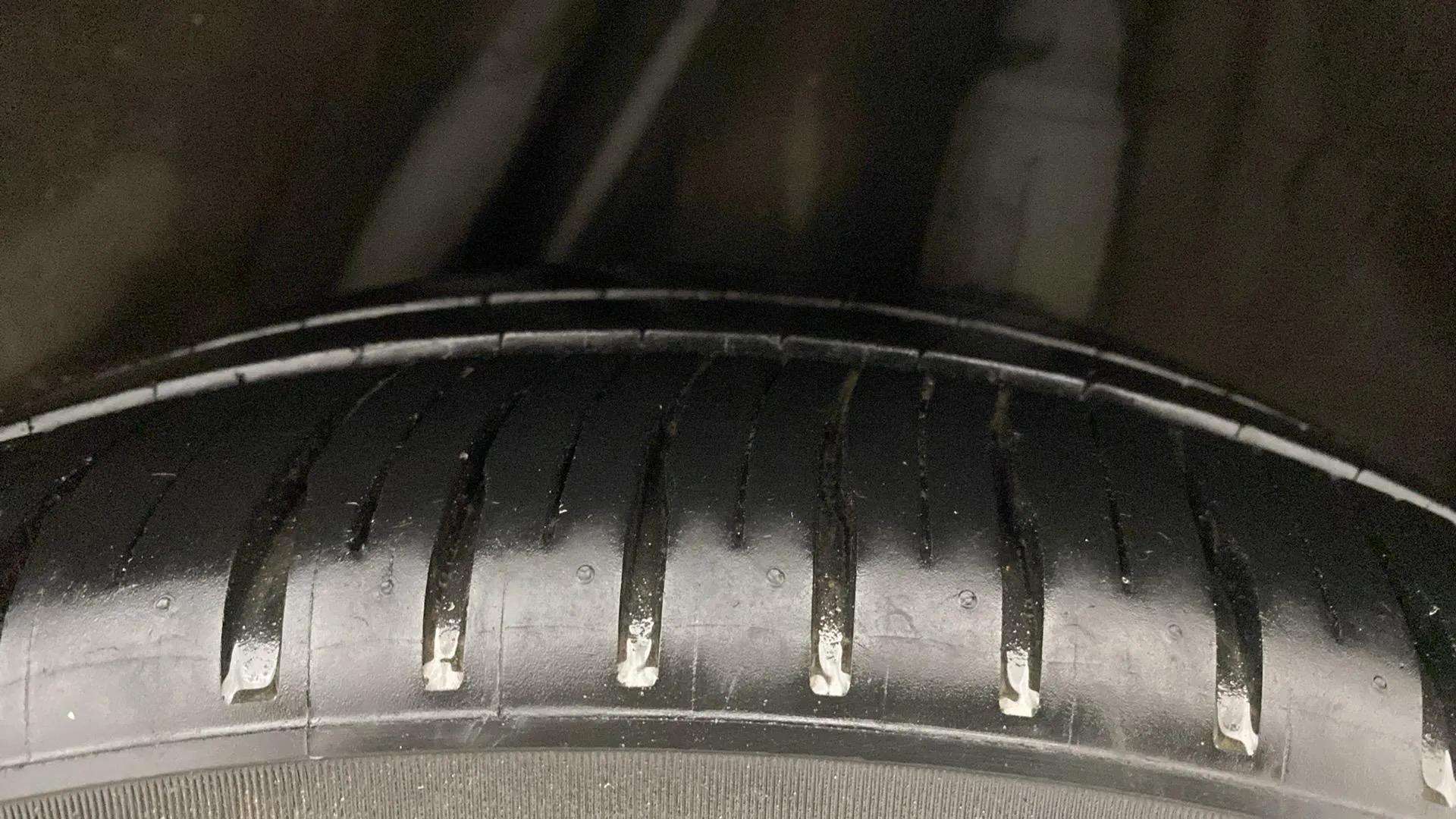 LHS-Rear-Tyre-Tread-21