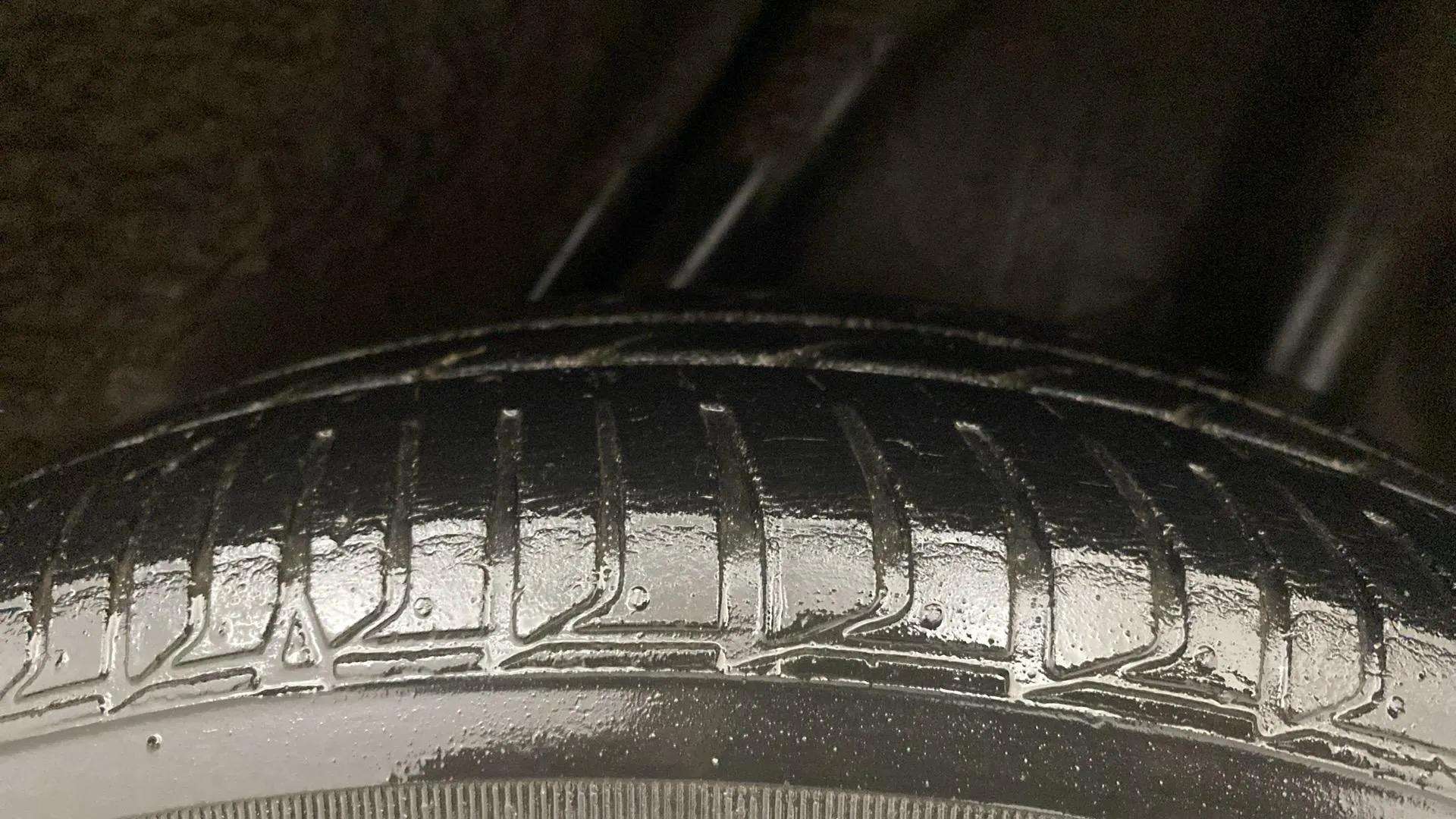 LHS-Rear-Tyre-Tread-21