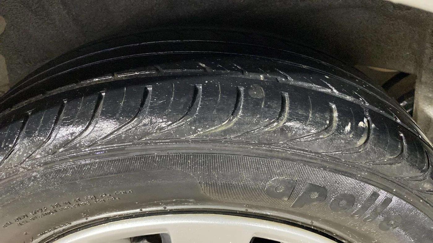 2013 Hyundai i20 MAGNA 1.2, Petrol, Manual, 34,311 km, Left Front Tyre Tread
