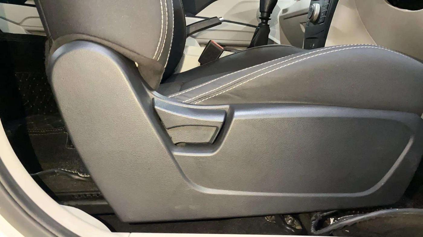 2021 Mahindra XUV300 W6 1.2 PETROL, Petrol, Manual, 22,955 km, Driver Side Adjustment Panel