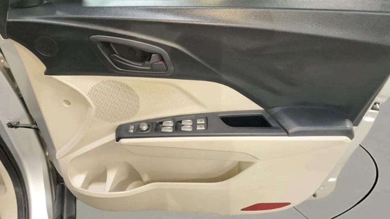 2021 Mahindra XUV300 W6 1.2 PETROL, Petrol, Manual, 22,955 km, Driver Side Door Panels Control