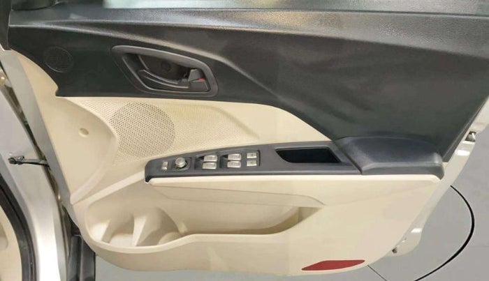 2021 Mahindra XUV300 W6 1.2 PETROL, Petrol, Manual, 22,940 km, Driver Side Door Panels Control