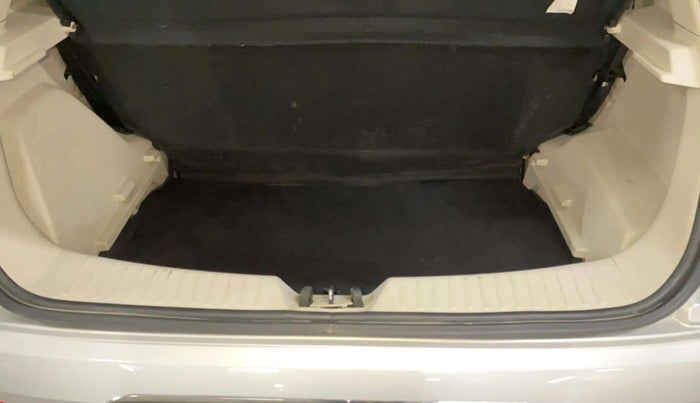 2021 Mahindra XUV300 W6 1.2 PETROL, Petrol, Manual, 22,940 km, Boot Inside