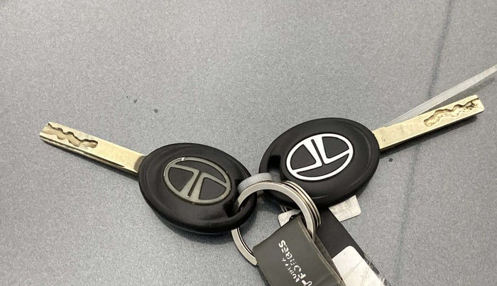 2020 Tata ALTROZ XM PETROL, Petrol, Manual, 41,950 km, Key Close Up