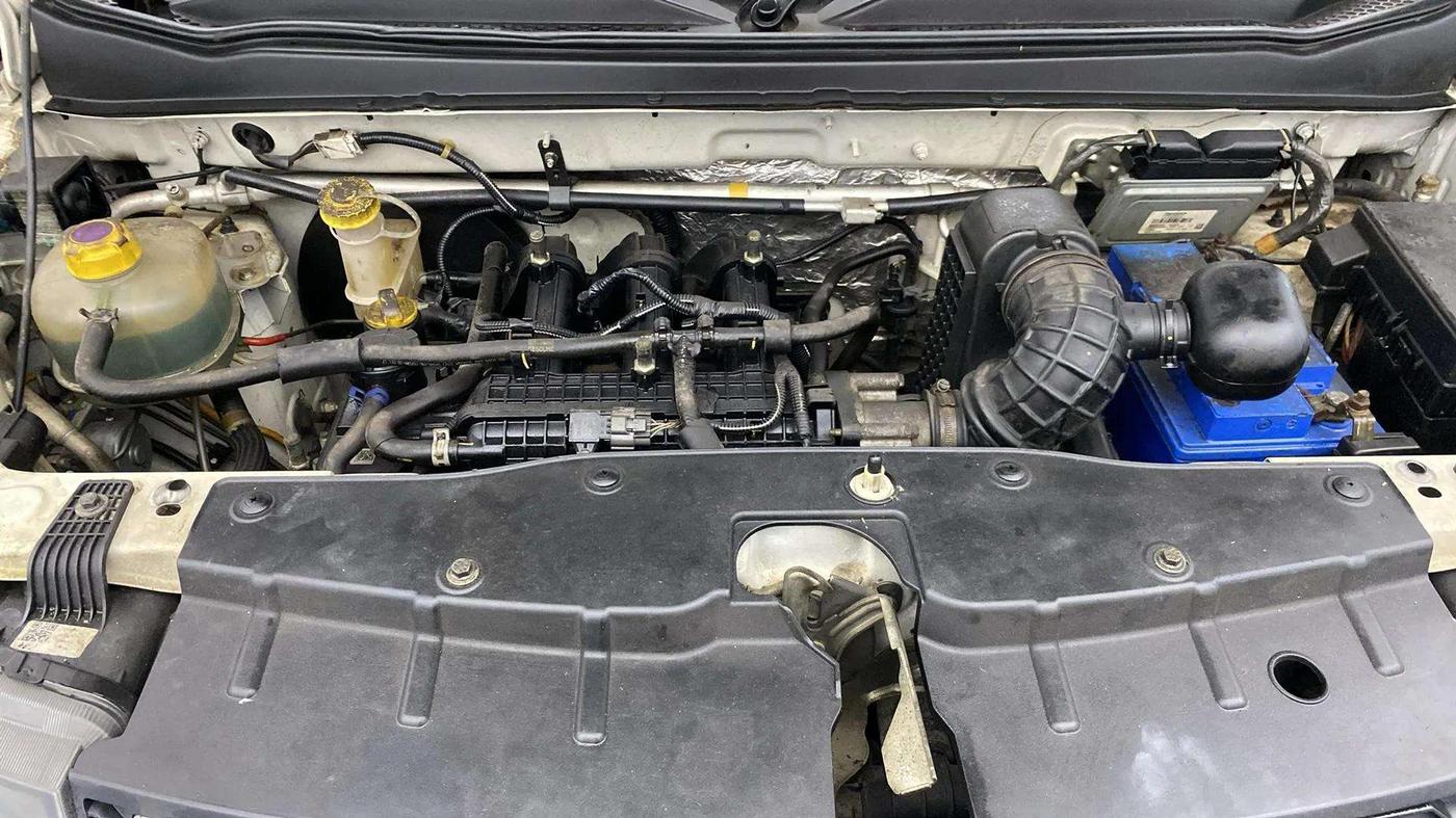 2017 Mahindra KUV 100 NXT K8 P 6 STR, Petrol, Manual, 20,142 km, Engine View