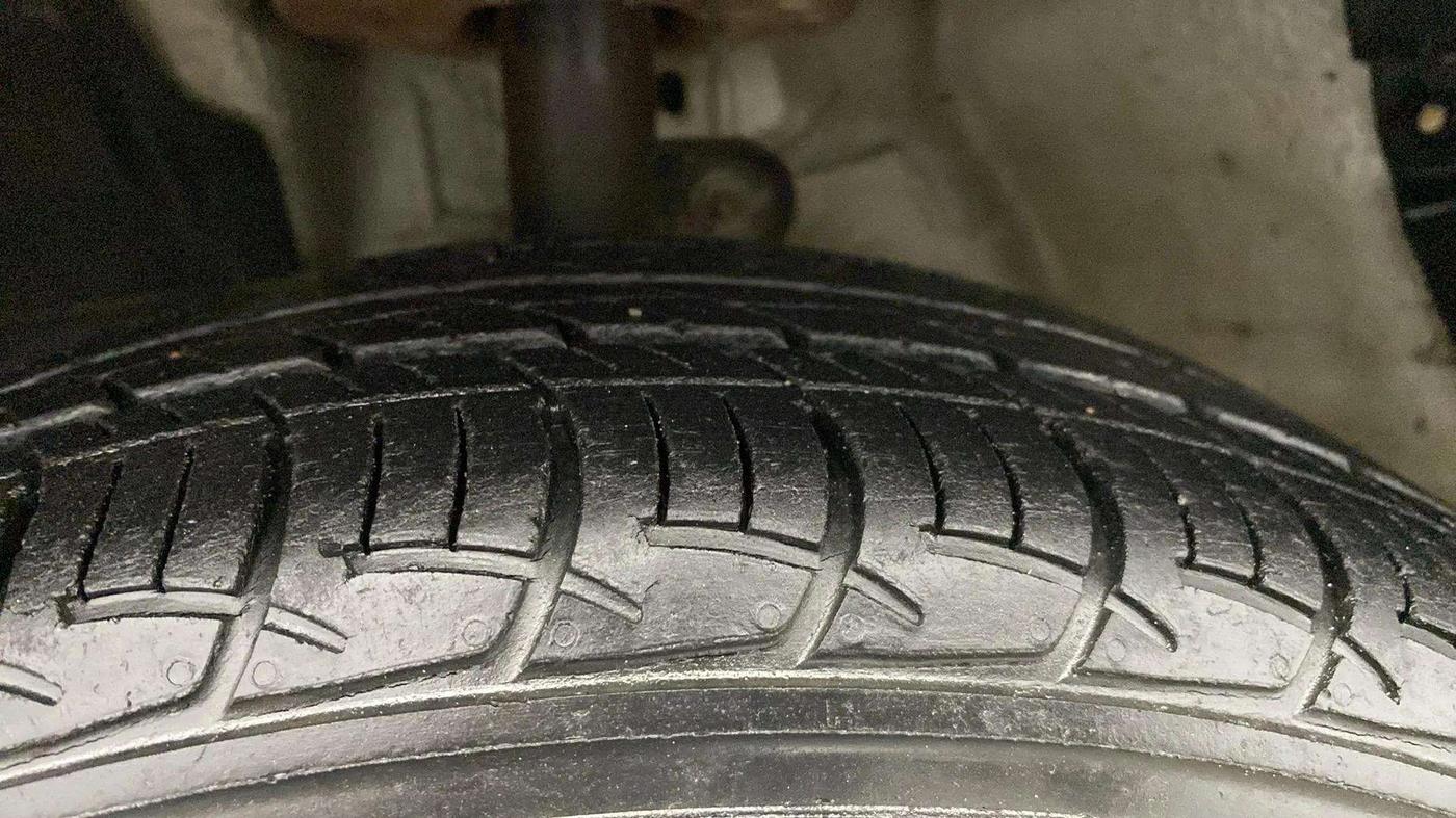 2017 Mahindra KUV 100 NXT K8 P 6 STR, Petrol, Manual, 20,142 km, Left Front Tyre Tread