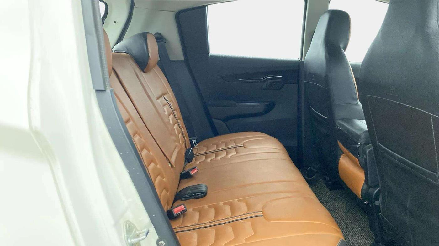 2017 Mahindra KUV 100 NXT K8 P 6 STR, Petrol, Manual, 20,142 km, Right Side Rear Door Cabin