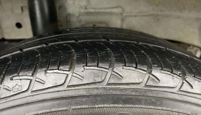 2017 Mahindra KUV 100 NXT K8 P 6 STR, Petrol, Manual, 20,142 km, Right Rear Tyre Tread