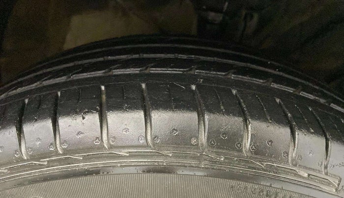 2016 Hyundai Creta SX PLUS 1.6 PETROL, Petrol, Manual, 31,522 km, Right Front Tyre Tread