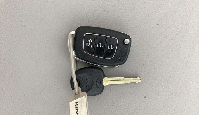 2021 Hyundai VENUE S 1.0 TURBO DCT, Petrol, Automatic, 57,932 km, Key Close Up