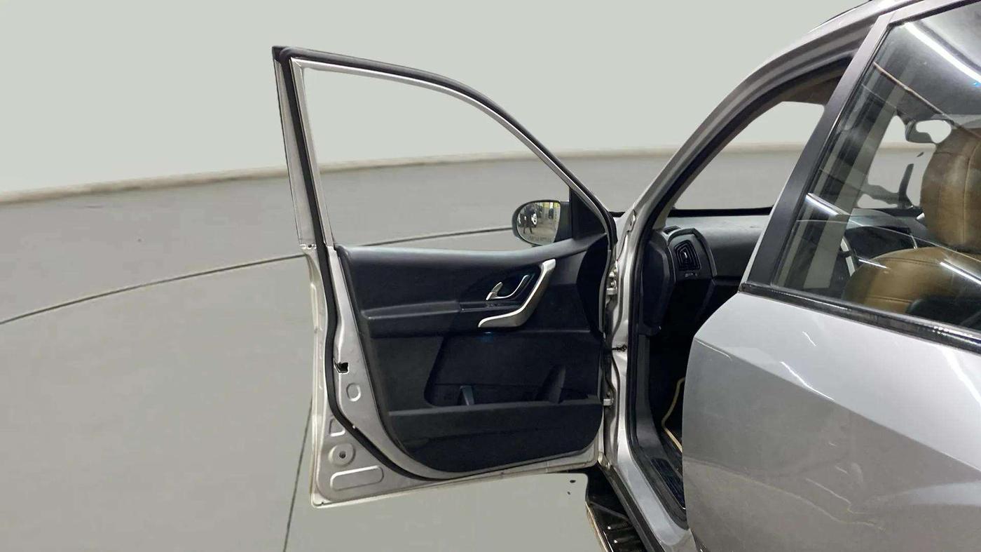 2018 Mahindra XUV500 W7, Diesel, Manual, 79,083 km, LHS Front Door