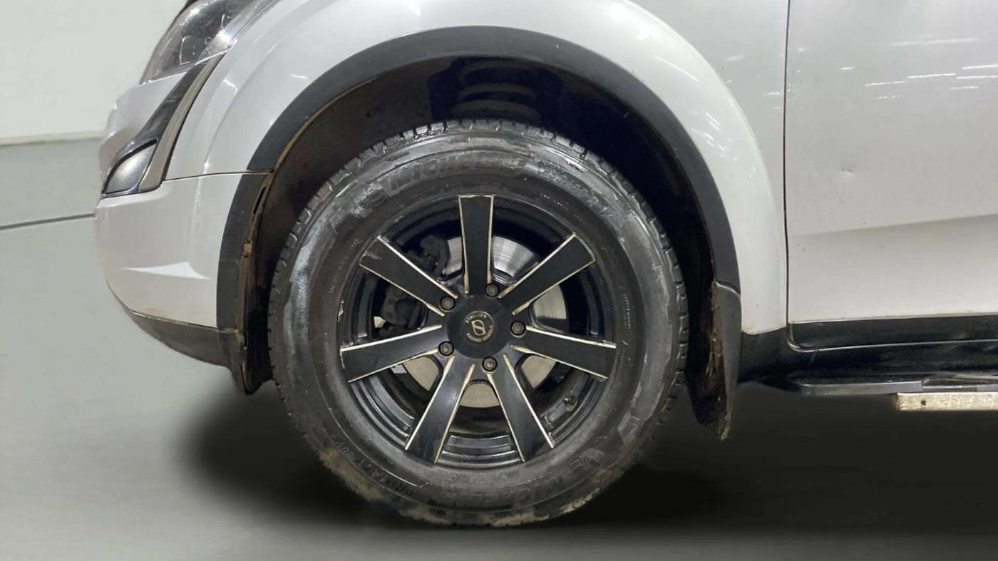 2018 Mahindra XUV500 W7, Diesel, Manual, 79,083 km, Left Front Wheel