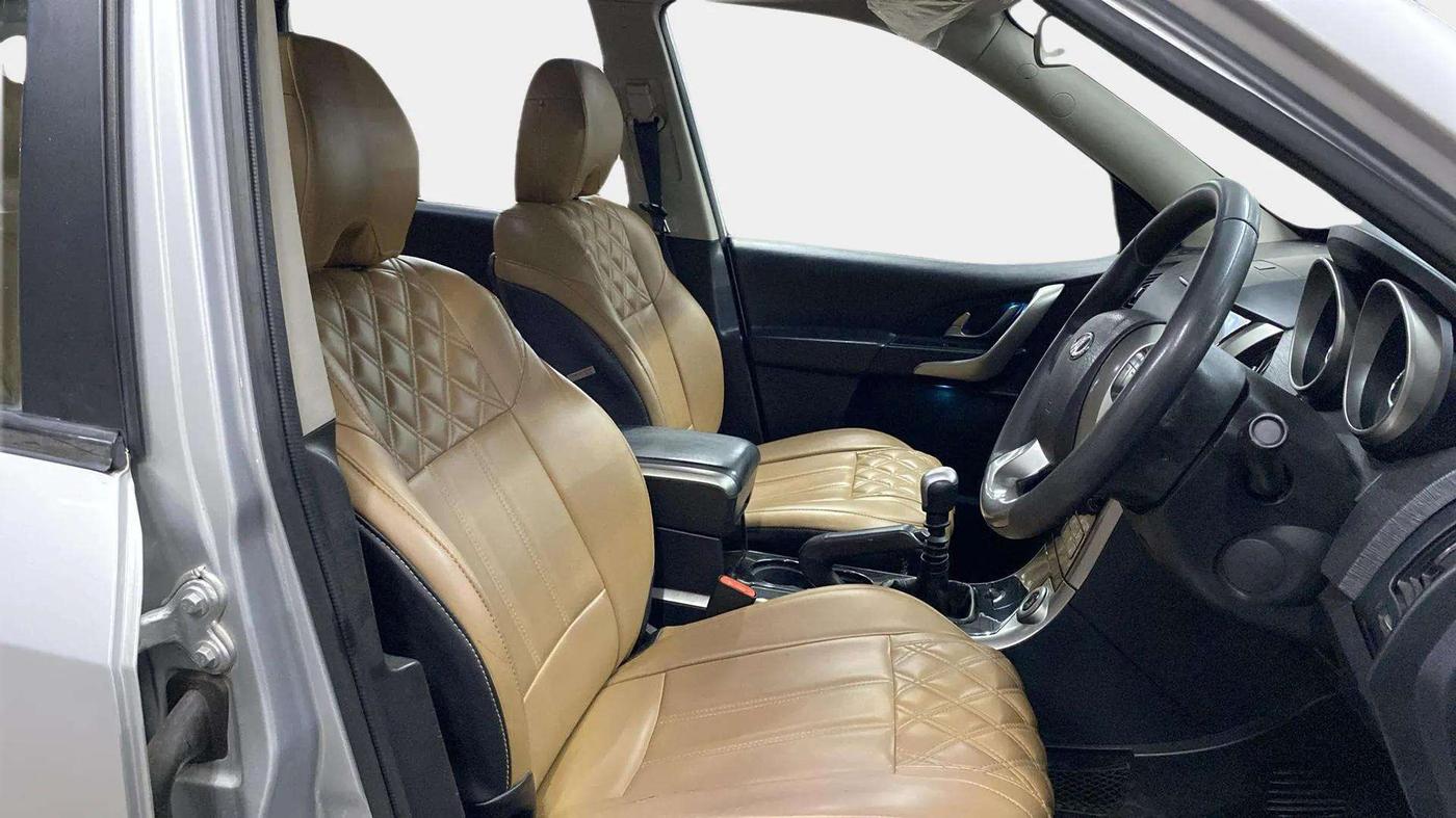 2018 Mahindra XUV500 W7, Diesel, Manual, 79,083 km, Right Side Front Door Cabin