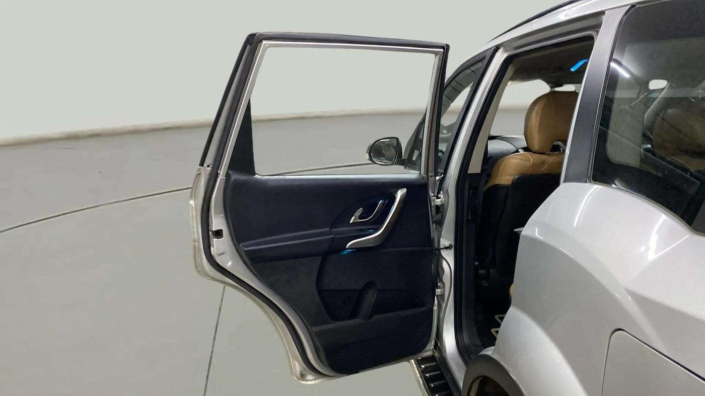 2018 Mahindra XUV500 W7, Diesel, Manual, 79,083 km, LHS Rear Door