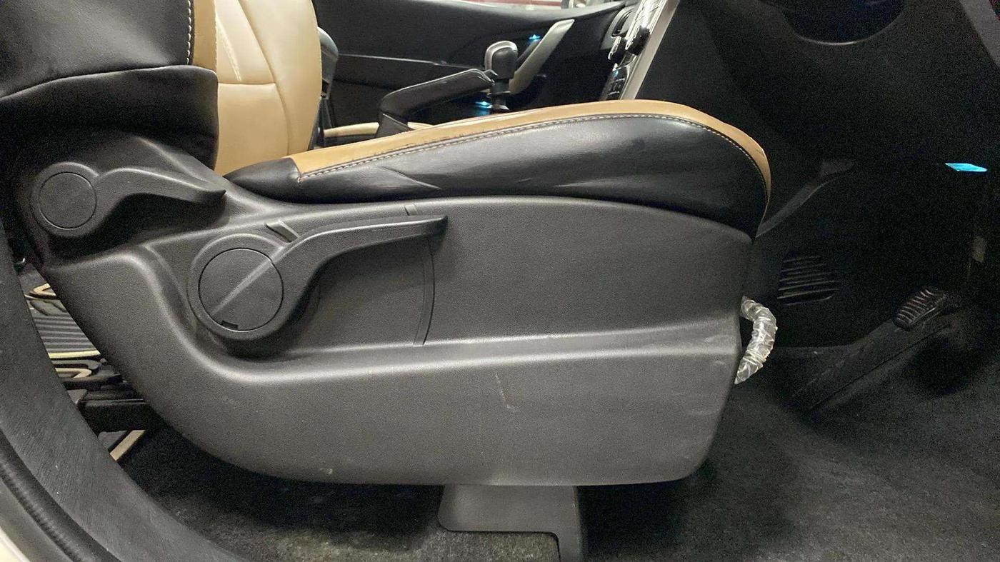 2018 Mahindra XUV500 W7, Diesel, Manual, 79,083 km, Driver Side Adjustment Panel