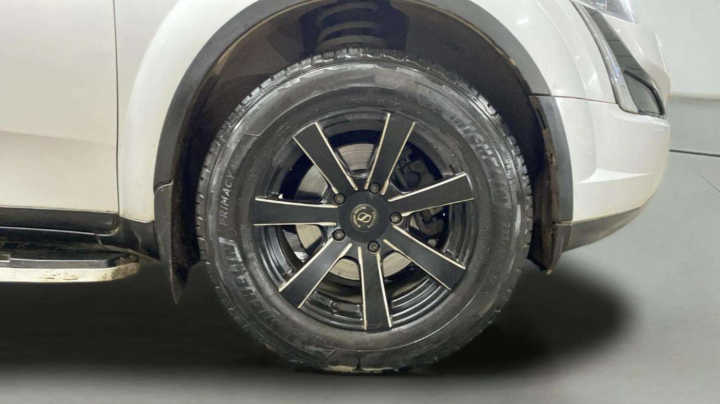 2018 Mahindra XUV500 W7, Diesel, Manual, 79,083 km, Right Front Wheel