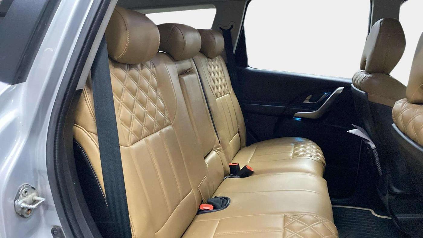 2018 Mahindra XUV500 W7, Diesel, Manual, 79,083 km, Right Side Rear Door Cabin
