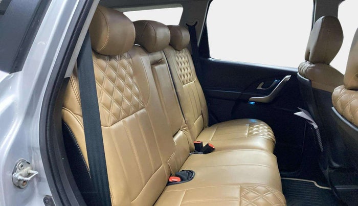 2018 Mahindra XUV500 W7, Diesel, Manual, 78,834 km, Right Side Rear Door Cabin