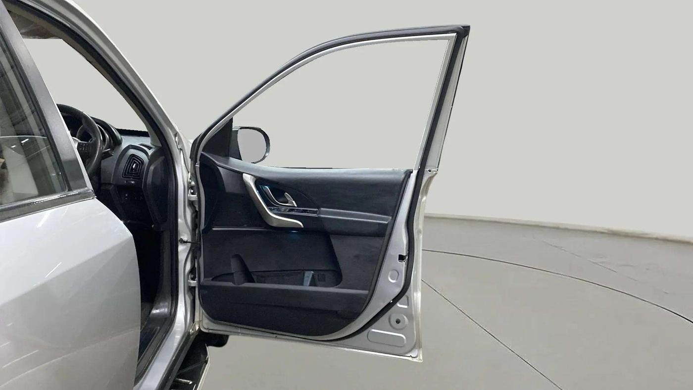 2018 Mahindra XUV500 W7, Diesel, Manual, 79,083 km, RHS Front Door