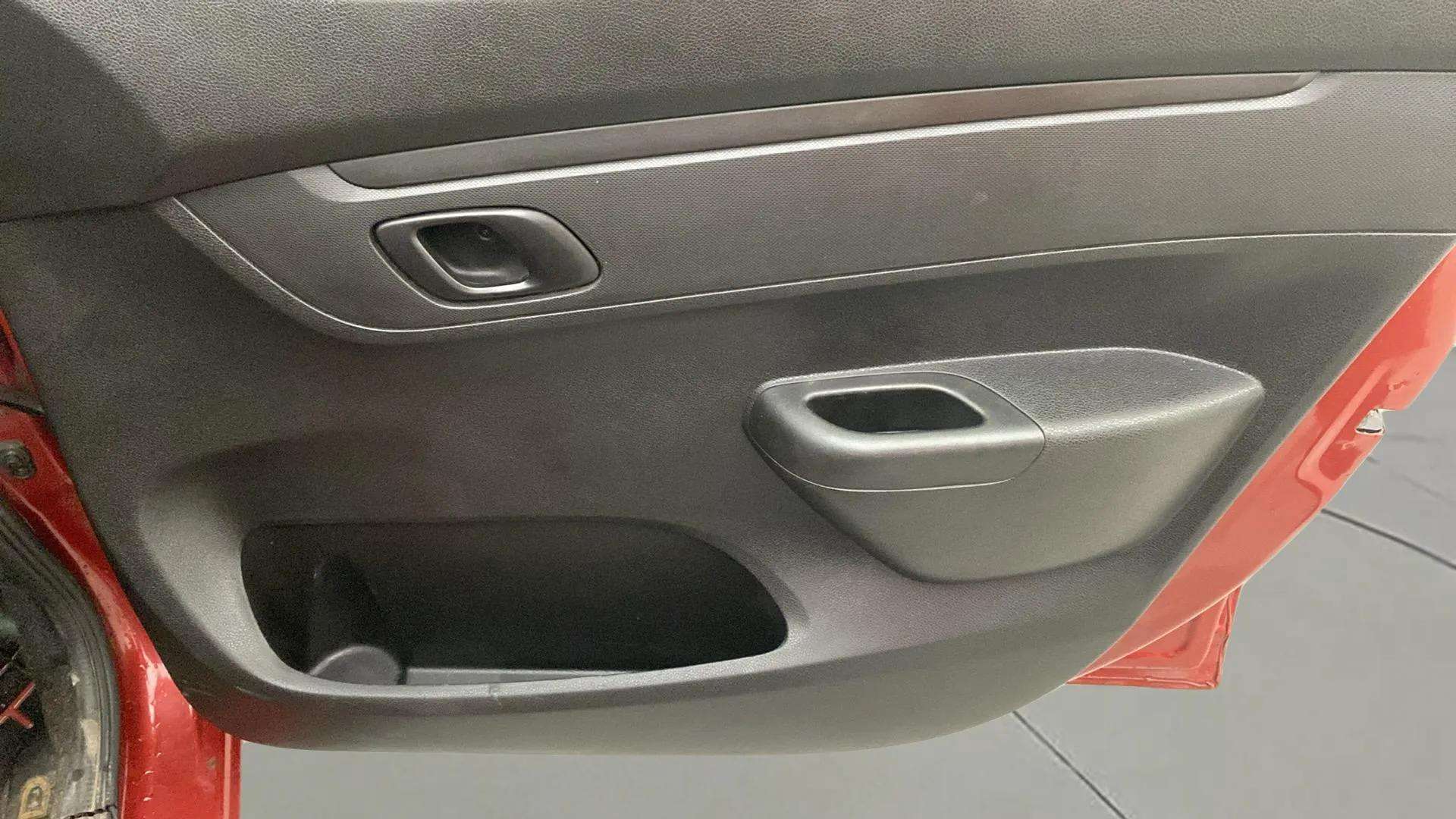 Driver-side-door-panel-control-39