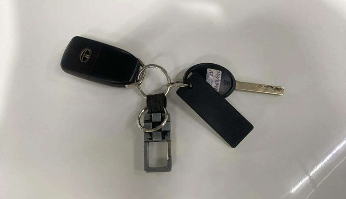 2022 Tata NEXON XZ PETROL, Petrol, Manual, 49,900 km, Key Close Up