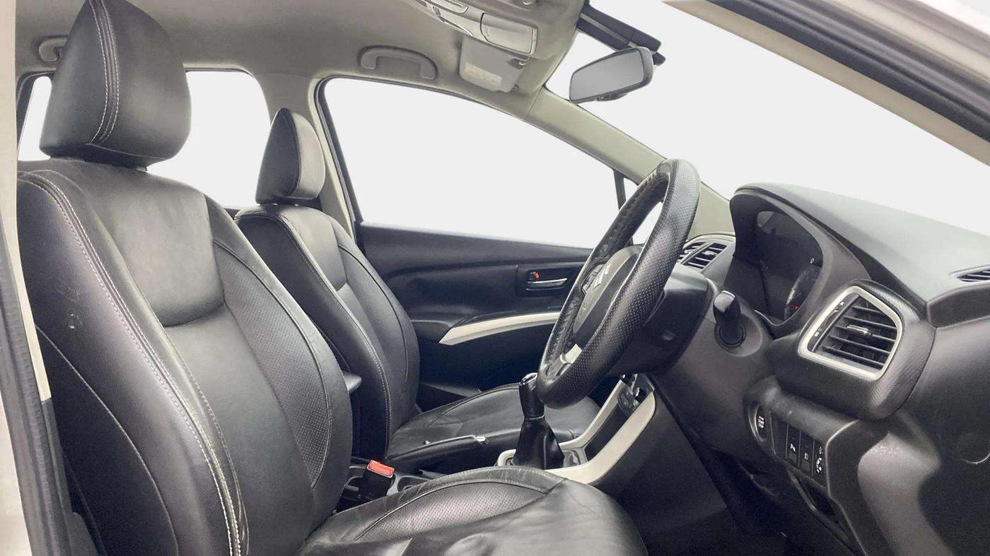 2015 Maruti S Cross ALPHA 1.3, Diesel, Manual, 1,10,820 km, Right Side Front Door Cabin