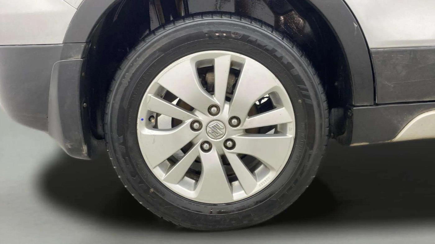 2015 Maruti S Cross ALPHA 1.3, Diesel, Manual, 1,10,820 km, Right Rear Wheel