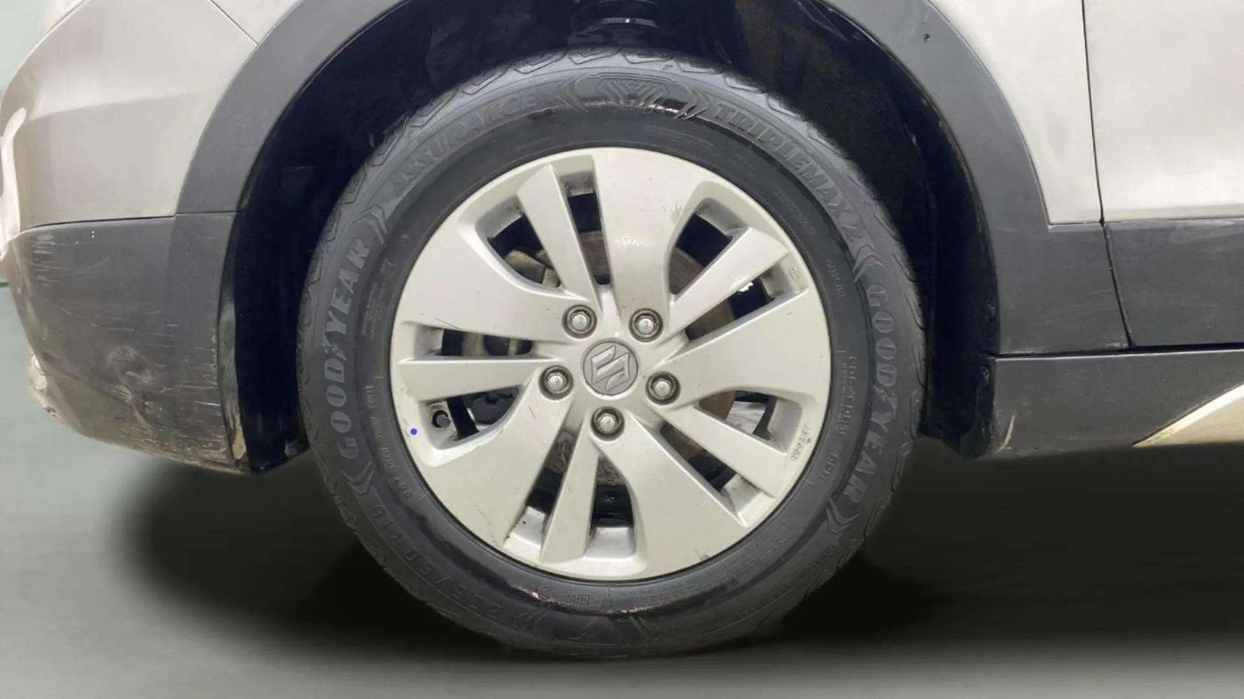 2015 Maruti S Cross ALPHA 1.3, Diesel, Manual, 1,10,820 km, Left Front Wheel