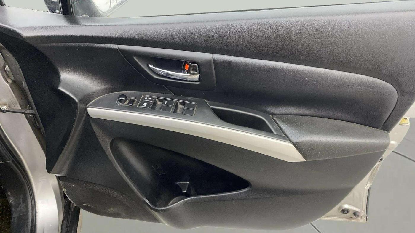 2015 Maruti S Cross ALPHA 1.3, Diesel, Manual, 1,10,820 km, Driver Side Door Panels Control