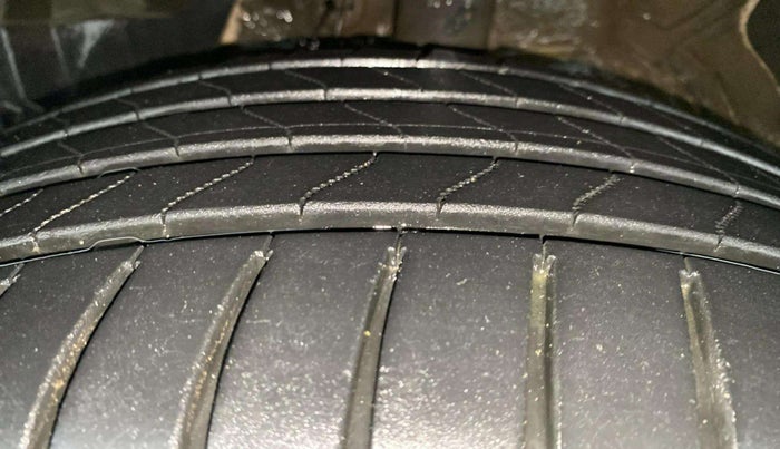 2021 MG HECTOR PLUS SELECT 2.0 DIESEL TURBO MT 7-STR, Diesel, Manual, 62,111 km, Left Front Tyre Tread