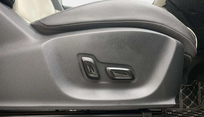 2023 MG ASTOR SAVVY 1.5 CVT, Petrol, Automatic, 20,159 km, Driver Side Adjustment Panel