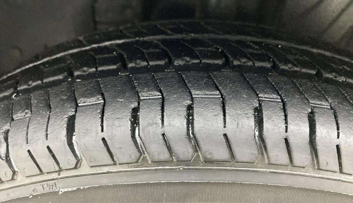 2017 Datsun Redi Go T (O), Petrol, Manual, 83,577 km, Left Front Tyre Tread