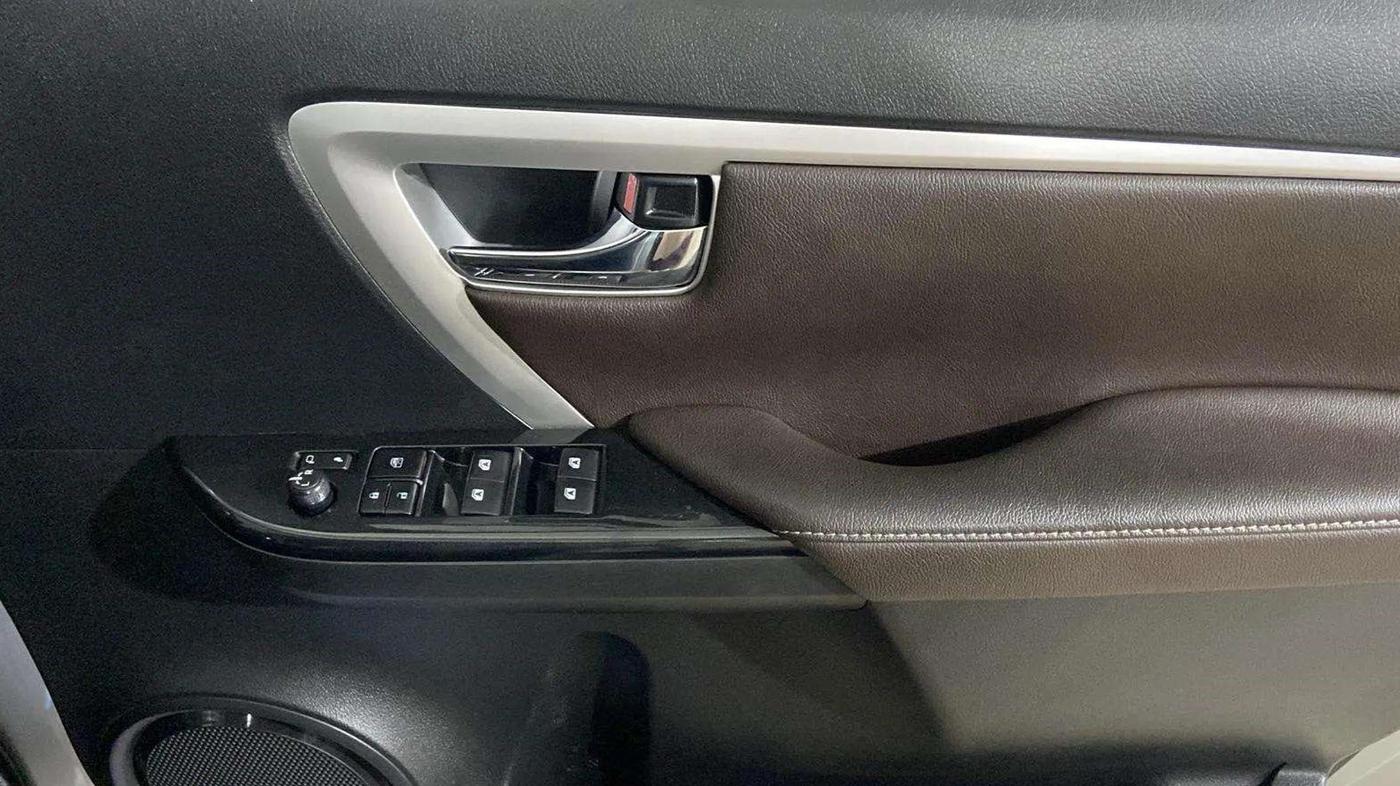 2020 Toyota Fortuner 2.7 4X2 AT, Petrol, Automatic, 25,369 km, Driver Side Door Panels Control