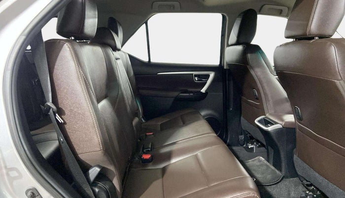 2020 Toyota Fortuner 2.7 4X2 AT, Petrol, Automatic, 25,369 km, Right Side Rear Door Cabin