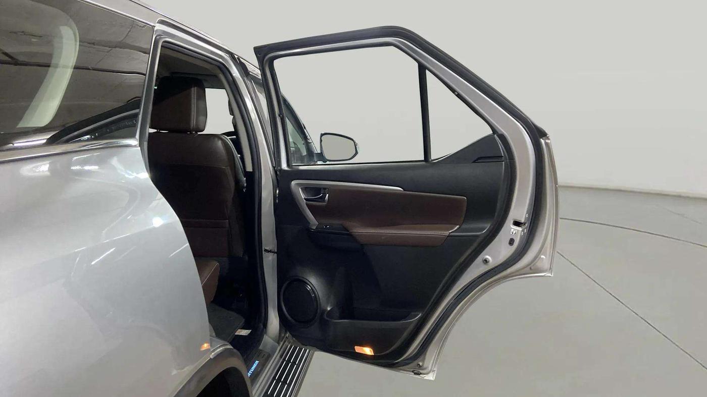 2020 Toyota Fortuner 2.7 4X2 AT, Petrol, Automatic, 25,369 km, RHS Rear Door