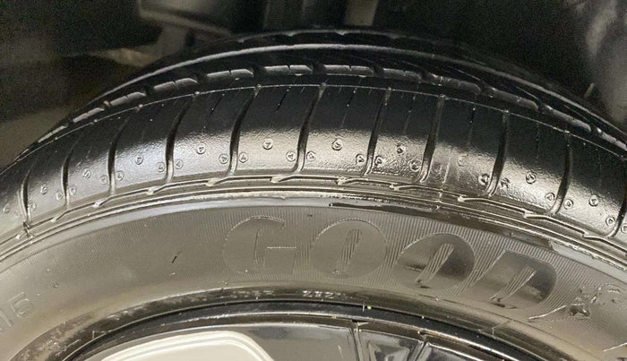 2021 Maruti Ciaz SIGMA 1.5 SHVS MT  PETROL, Petrol, Manual, 31,070 km, Left Front Tyre Tread