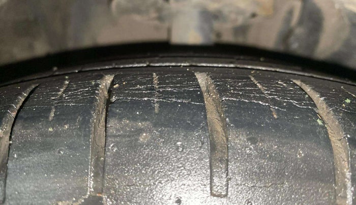 2016 Maruti Baleno ZETA PETROL 1.2, Petrol, Manual, 28,493 km, Right Front Tyre Tread