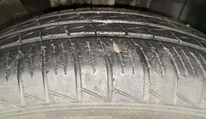 2020 Renault TRIBER RXT, Petrol, Manual, 23,798 km, Right Front Tyre Tread