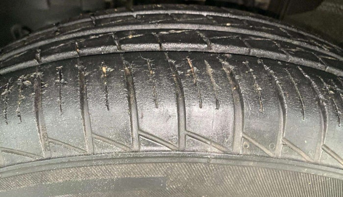2020 Renault TRIBER RXT, Petrol, Manual, 23,798 km, Left Front Tyre Tread