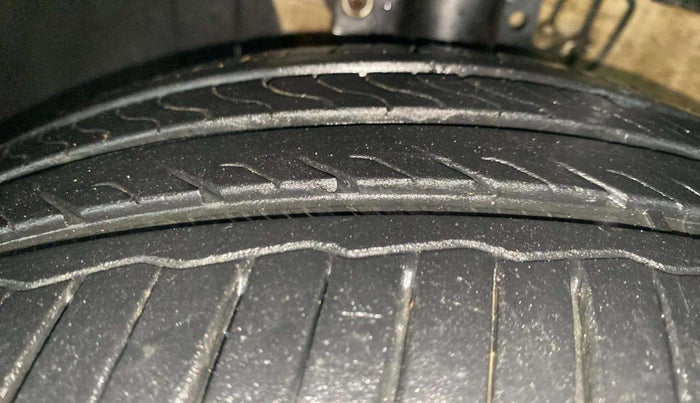 2015 Volkswagen Vento HIGHLINE 1.6 MPI, Petrol, Manual, 84,571 km, Left Front Tyre Tread