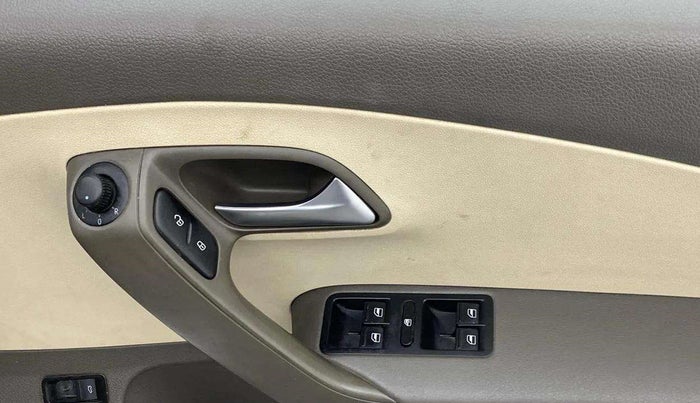 2015 Volkswagen Vento HIGHLINE 1.6 MPI, Petrol, Manual, 84,571 km, Driver Side Door Panels Control