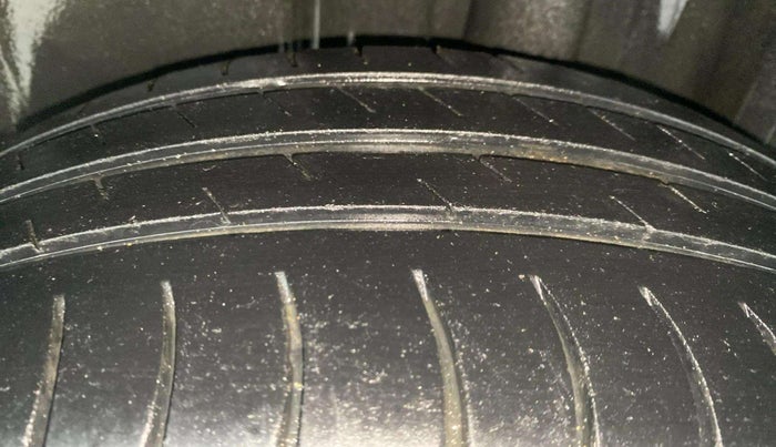 2015 Volkswagen Vento HIGHLINE 1.6 MPI, Petrol, Manual, 84,571 km, Left Rear Tyre Tread