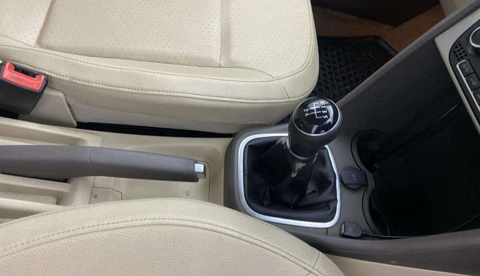 2015 Volkswagen Vento HIGHLINE 1.6 MPI, Petrol, Manual, 84,571 km, Gear Lever