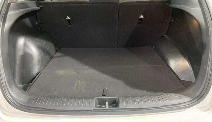2016 Hyundai Creta SX PLUS AT 1.6 PETROL, Petrol, Automatic, 1,15,928 km, Boot Inside