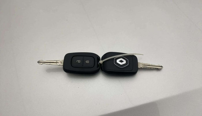 2019 Renault Duster RXS CVT, CNG, Automatic, 49,990 km, Key Close Up