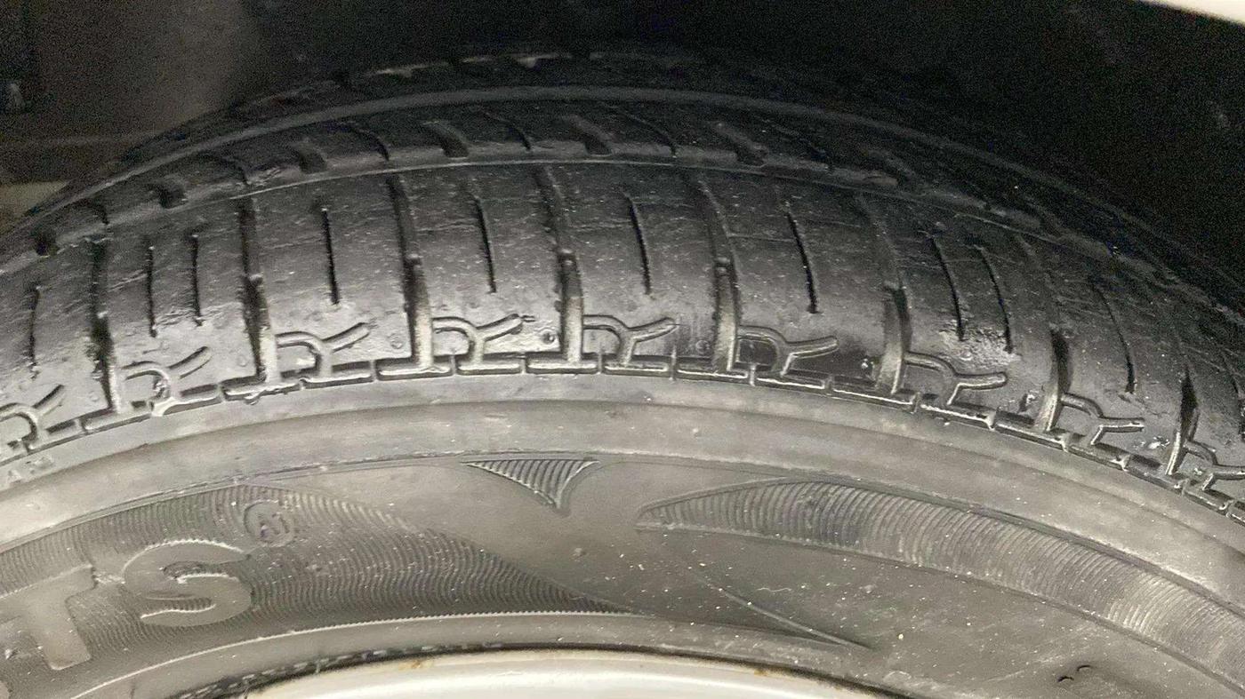 2016 Hyundai Eon D-LITE+, Petrol, Manual, 42,117 km, Left Rear Tyre Tread