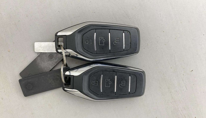 2020 Mahindra XUV500 W7, Diesel, Manual, 64,368 km, Key Close Up