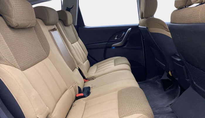 2020 Mahindra XUV500 W7, Diesel, Manual, 64,368 km, Right Side Rear Door Cabin