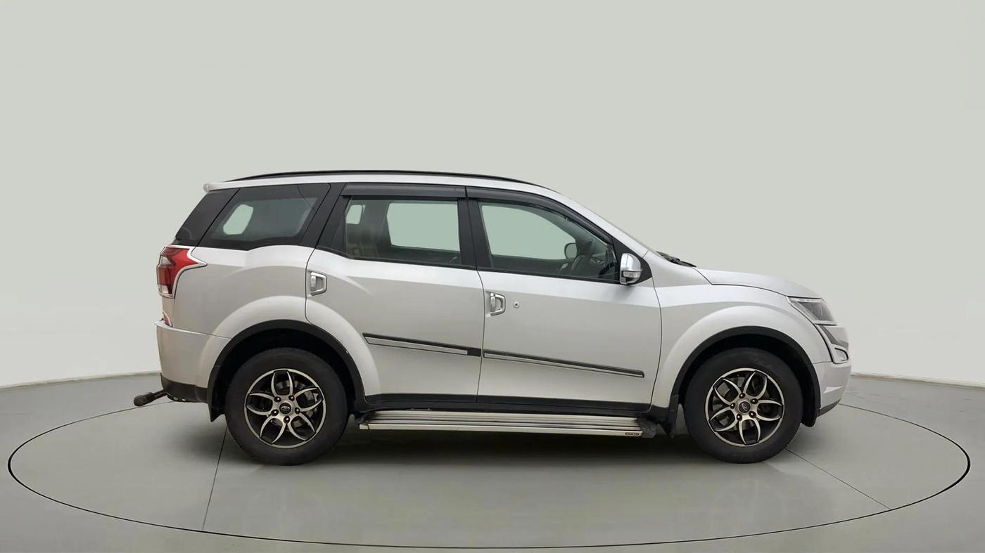 2020 Mahindra XUV500 W7, Diesel, Manual, 64,368 km, Right Side View
